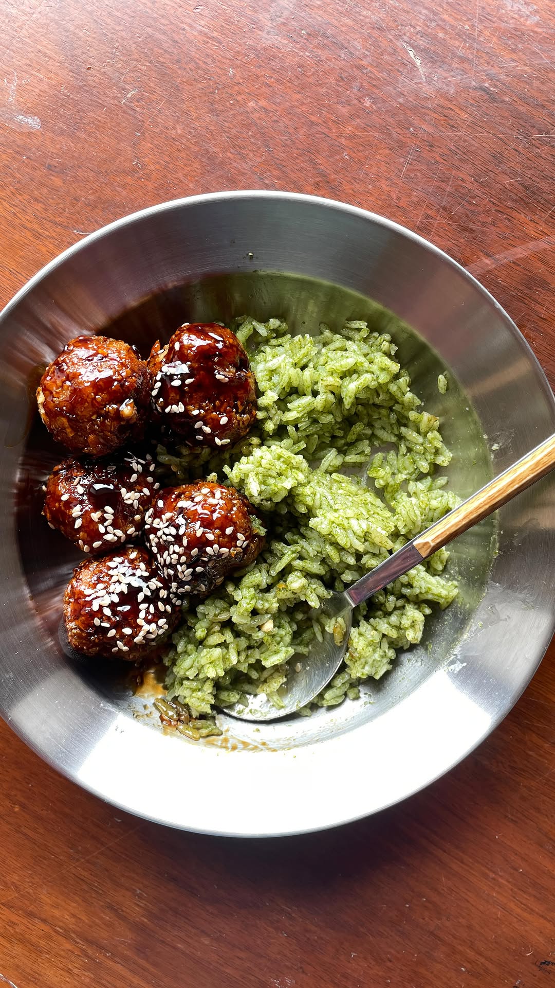 Albóndigas de tofu teriyaki con arroz de espinacas