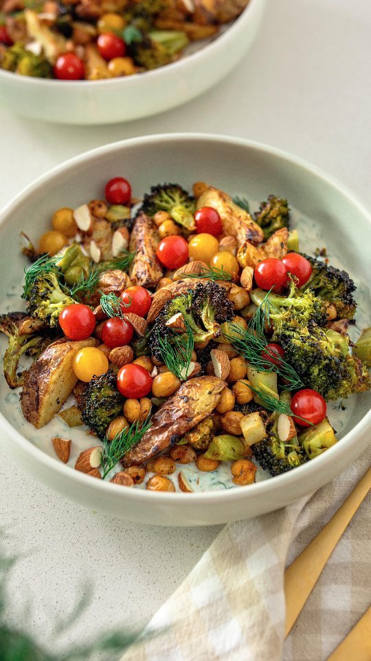 Bowl mediterráneo de patatas asadas y tzatziki