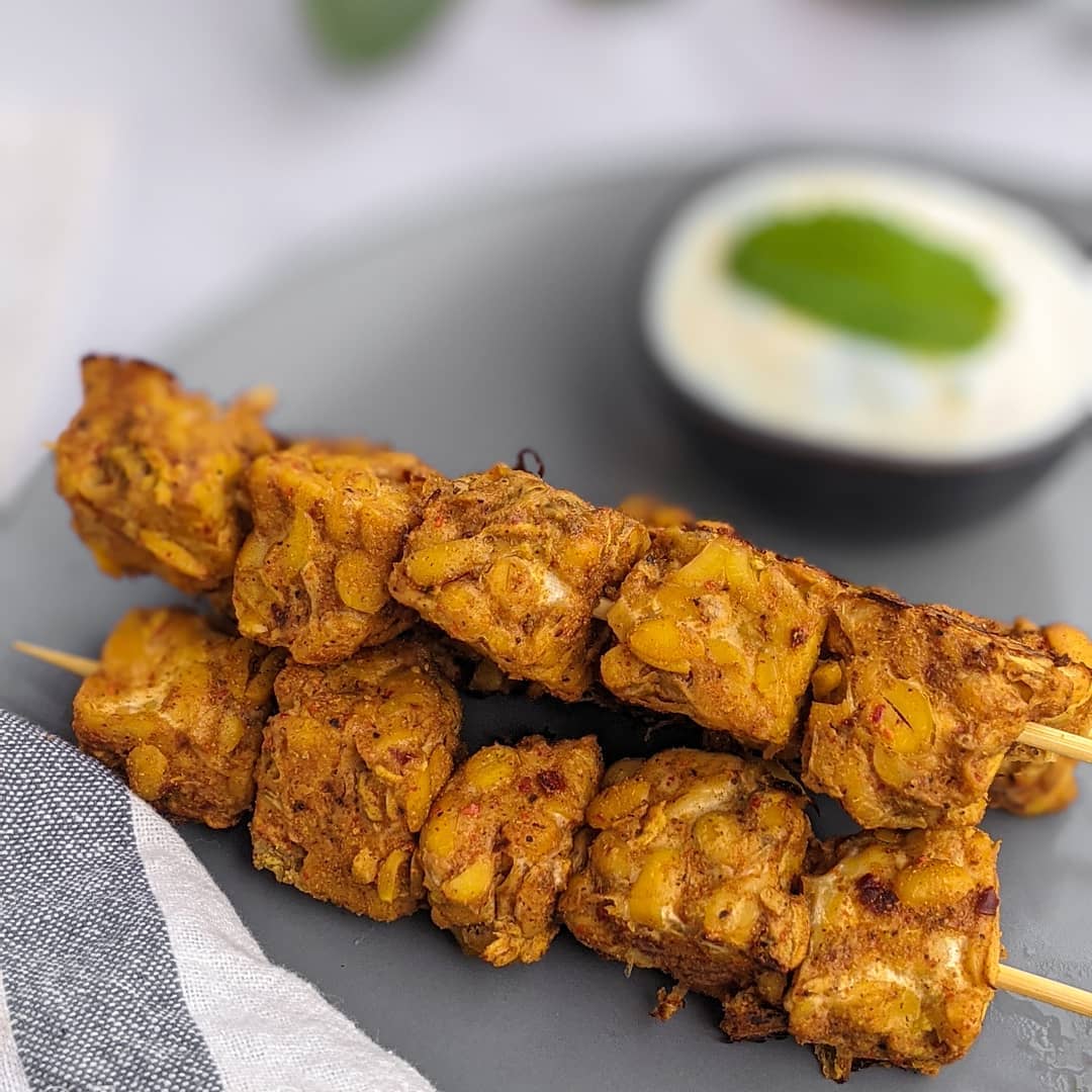 Brochetas de tempeh tandoori