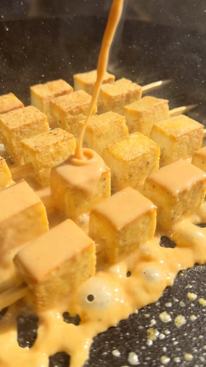 Brochetas de tofu satay