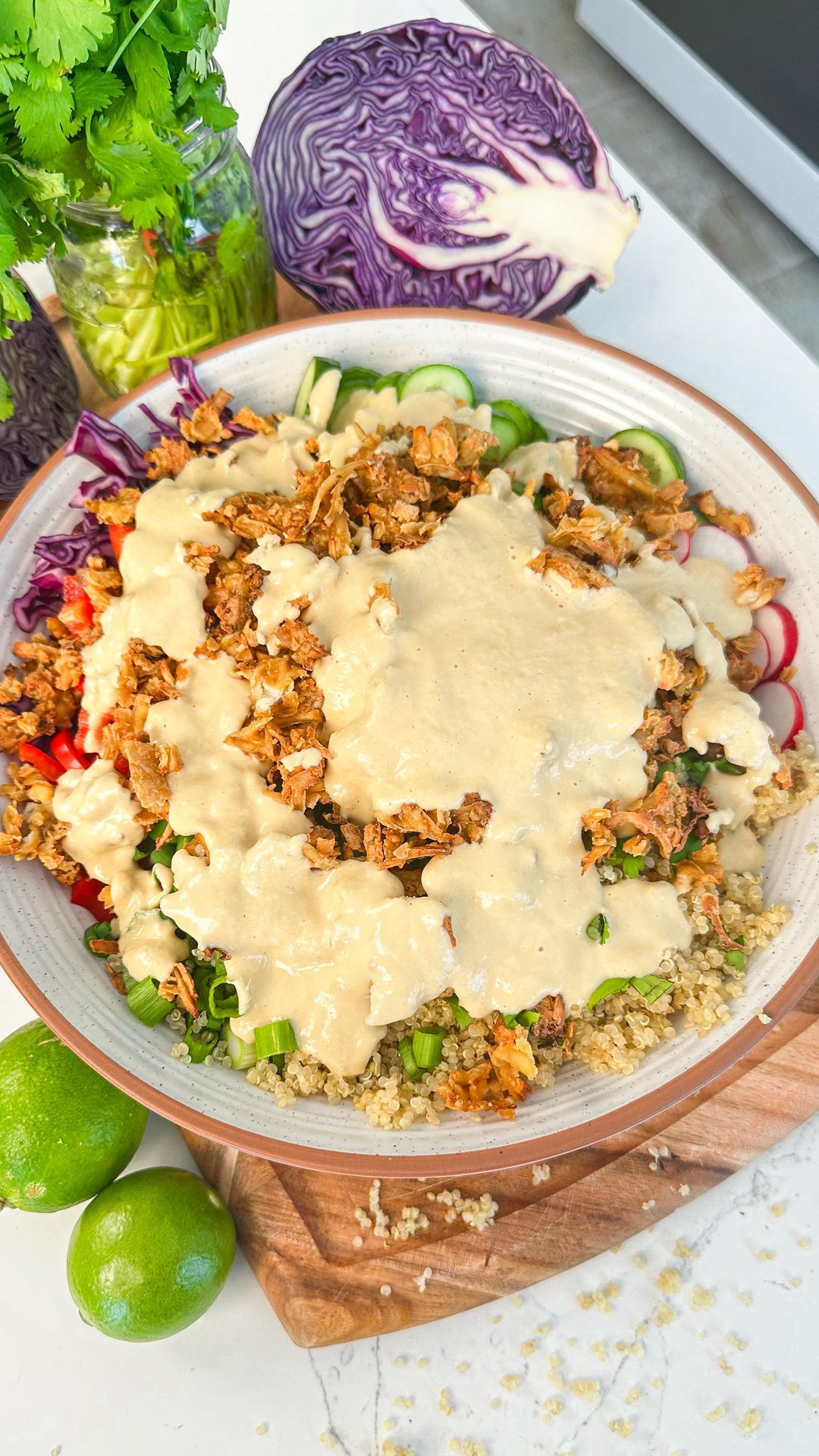Ensalada crujiente de tofu con aliño de piña y jengibre