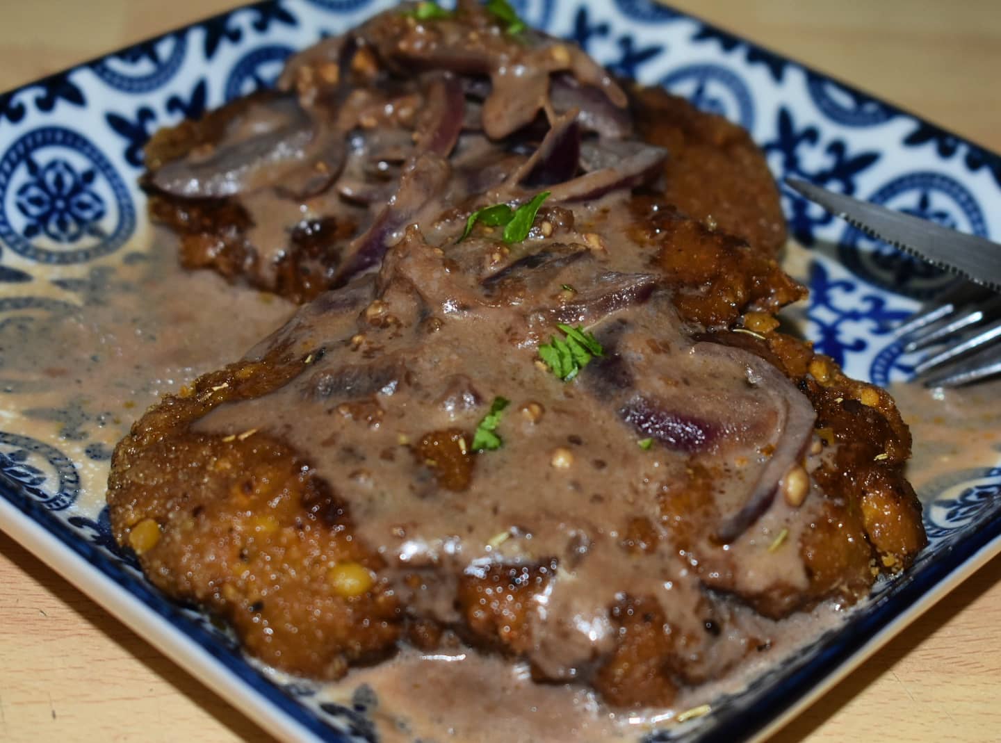 Filetes en salsa de cebolla roja