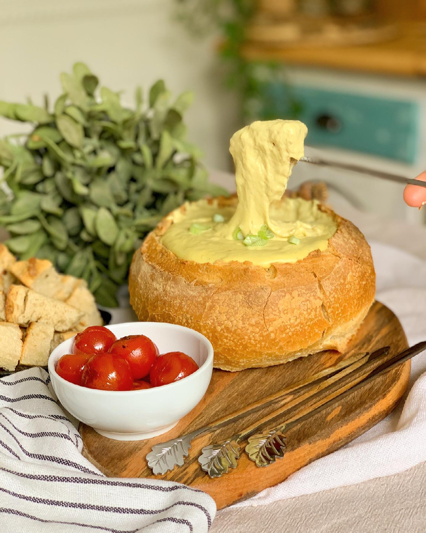 Fondue al vino blanco en pan payés