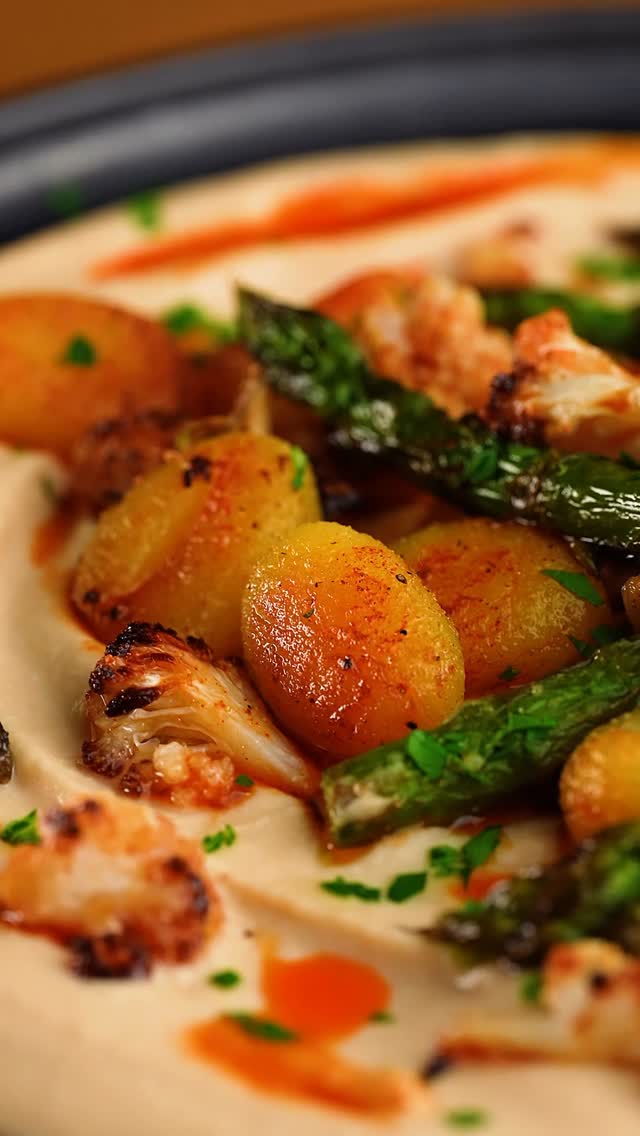 Gnocchi con espárragos y crema de alubias