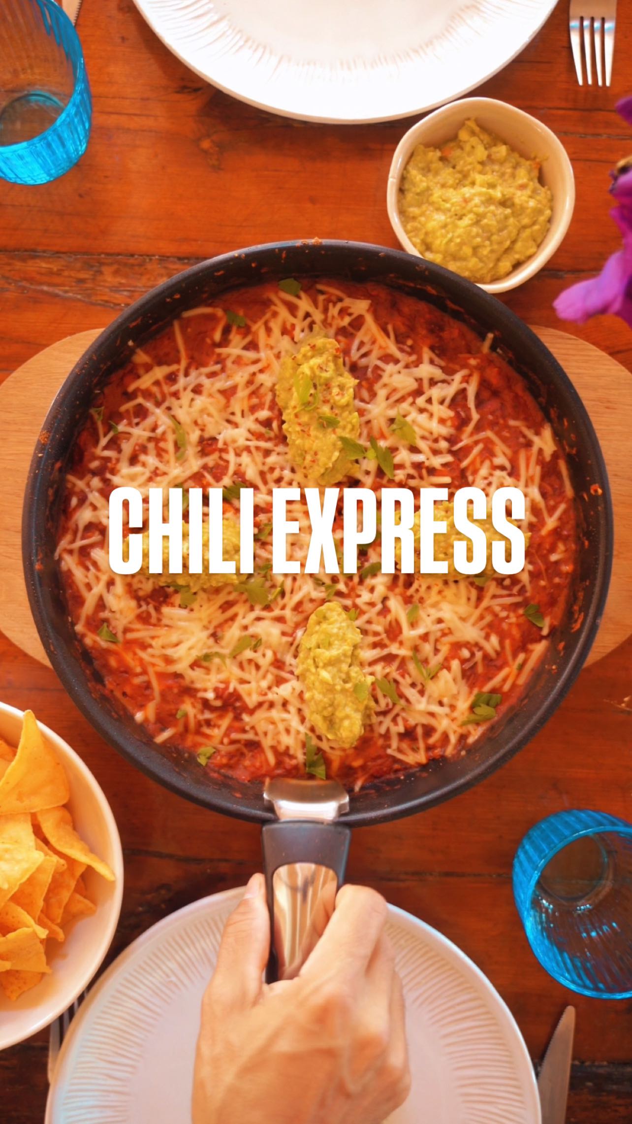 Nachos con chili y guacamole