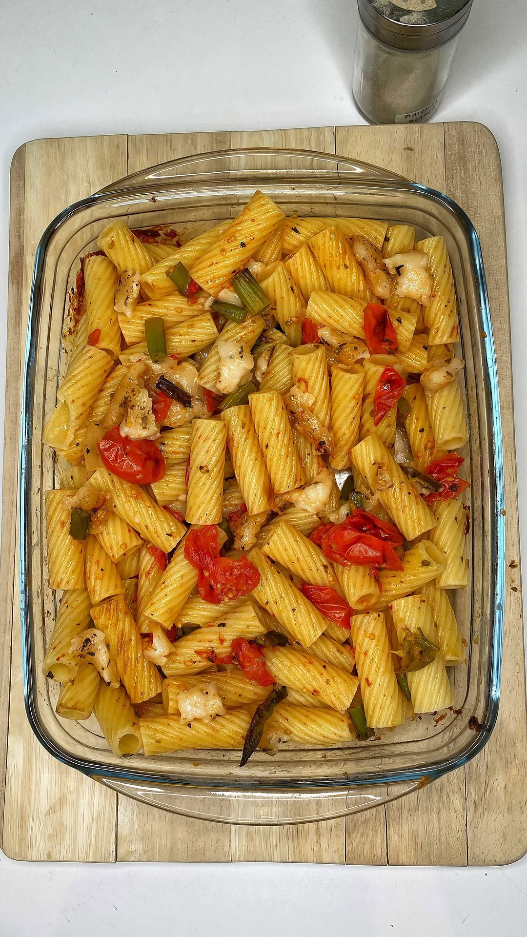 Pasta al horno con queso, cherry y espárragos