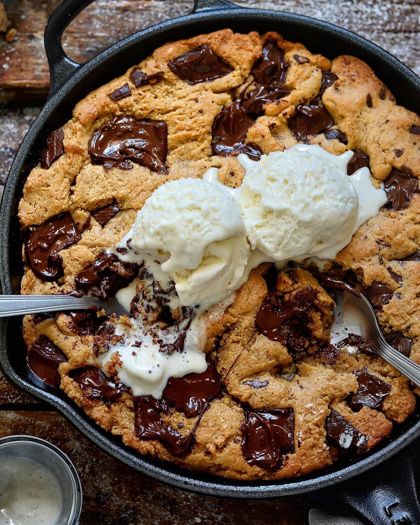 Skillet cookie de cacahuete y chocolate