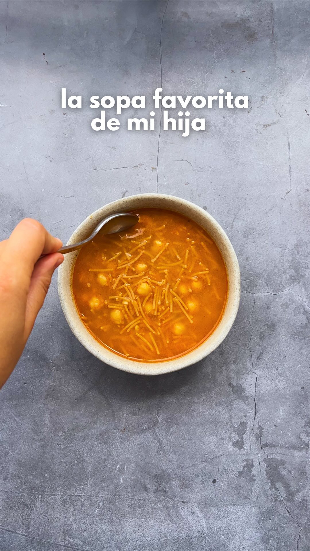 Sopa de fideos con garbanzos