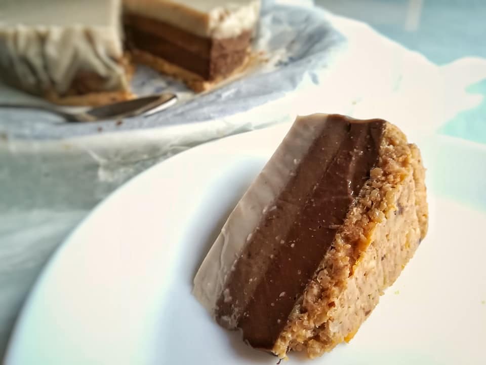 Tarta vegana de tres chocolates