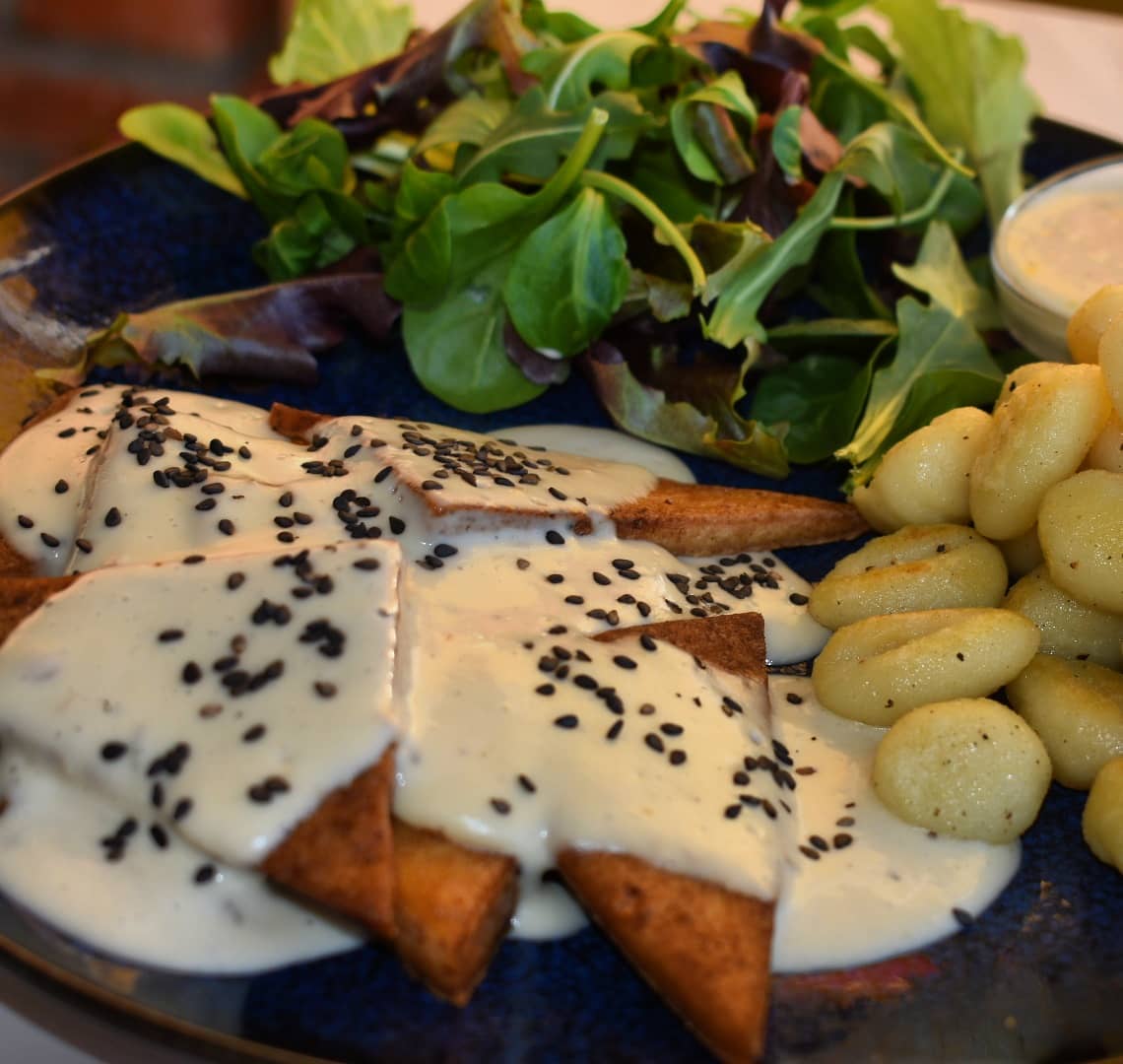 Tofu con salsa de ajos confitados