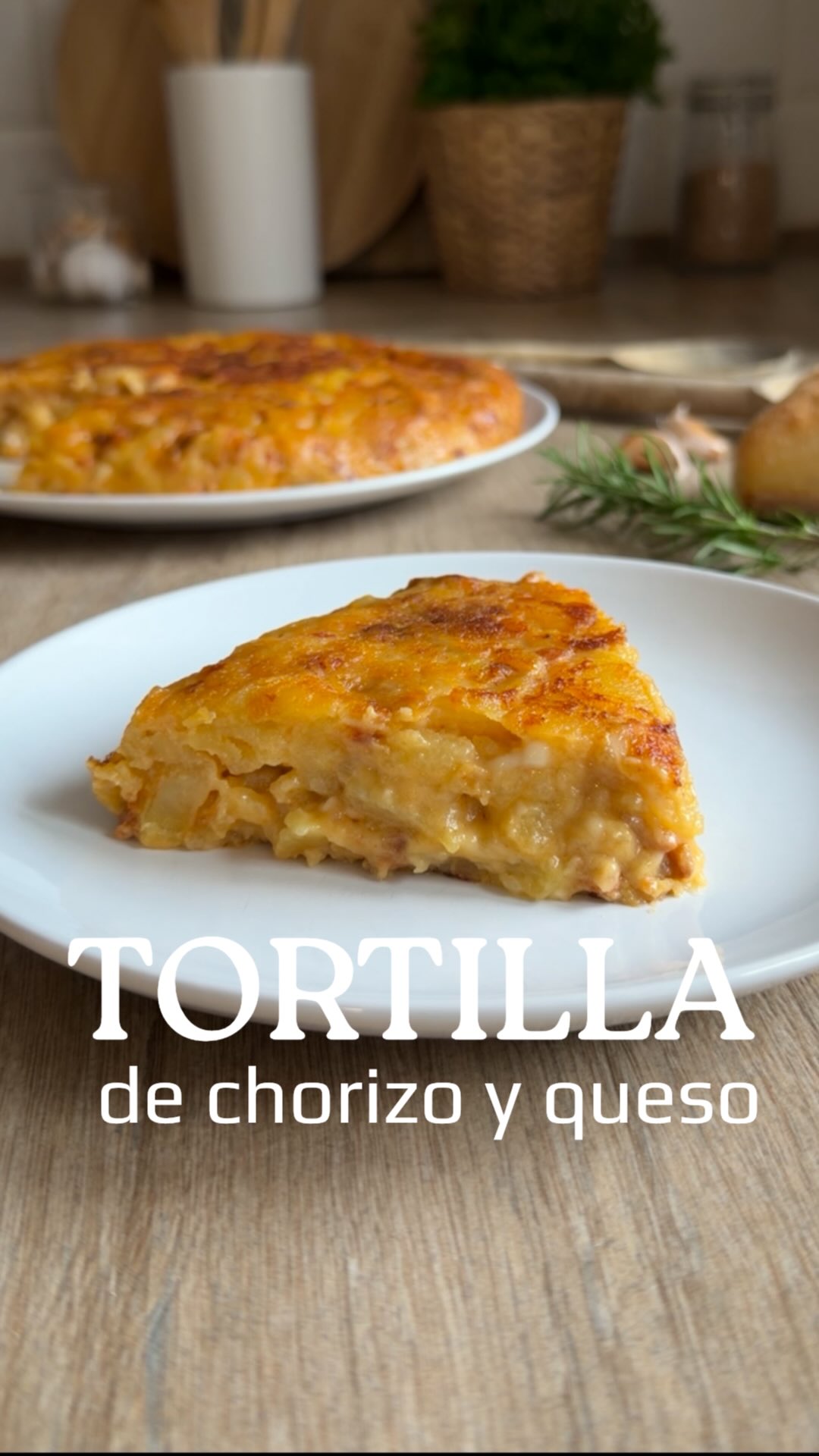 Tortilla de patata con chorizo y queso veganos