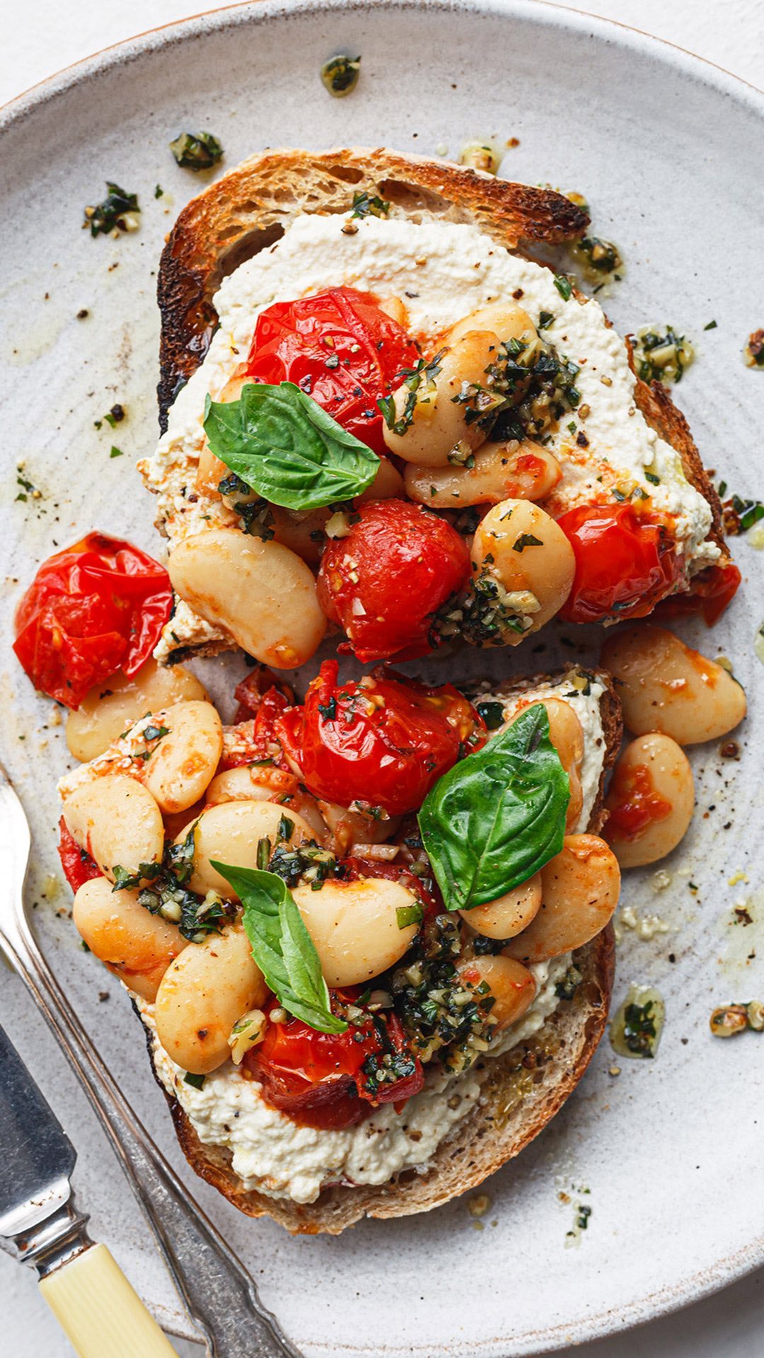 Tostadas con ricotta de tofu, tomates y alubias